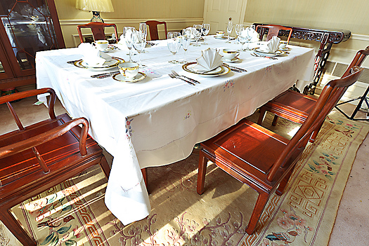 Irish Rose tablecloth. 72" x 90". With 12 napkins. - Click Image to Close